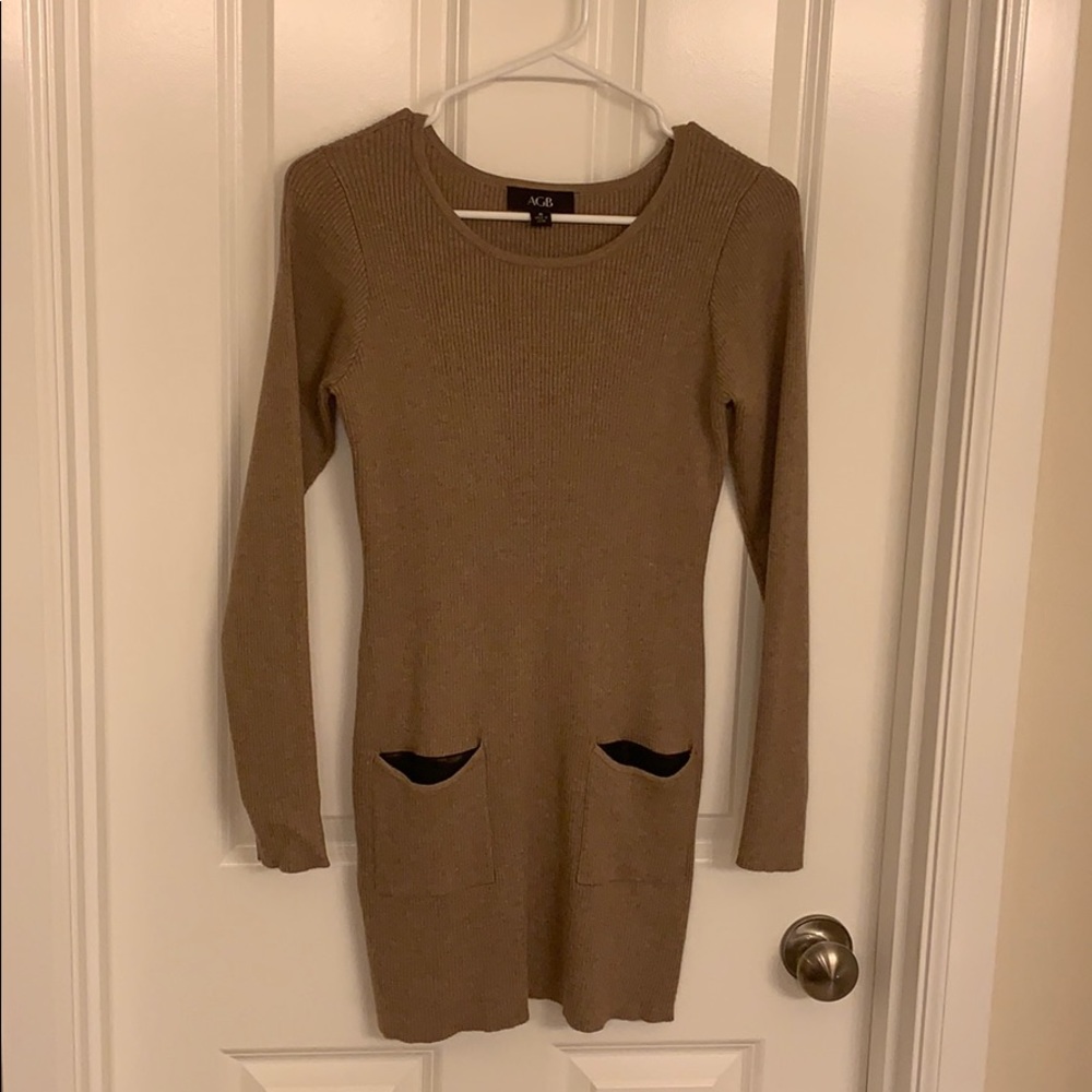 Thigh length brown sweater with pockets